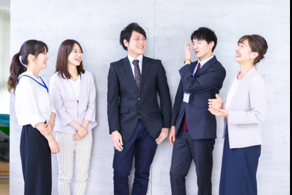 明るいオフィスで会議をする社員たち