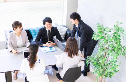 オフィスを歩きながら会話する社員たち