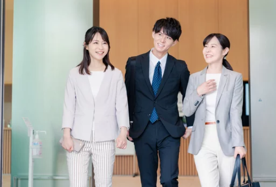 社員が資料やグラフを見ながら戦略を考える会議