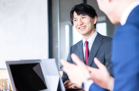 社員同士が向き合って話す1on1の様子