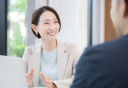 社員と1対1で対話する女性部長