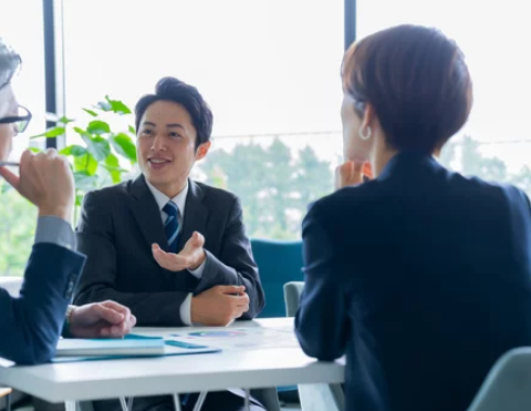 顧客と会話する若手社員